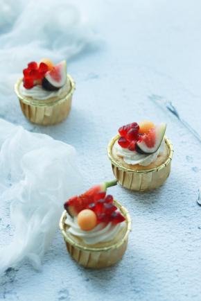 烤好的蛋糕取出晾凉后，表面装饰淡奶油、红石榴、无花果和洋姑娘即可。