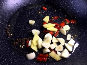 锅里留底油，烧热，花椒放入爆香放入干辣椒，大蒜生姜爆香