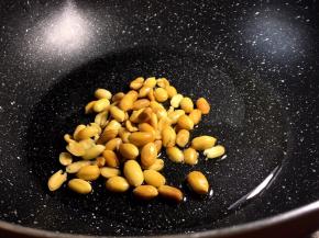 锅里放油，花生米放入锅中中火炒至黄色即可关火，捞出放盘中冷却