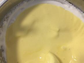 然后将蛋黄糊倒入剩余蛋白霜中