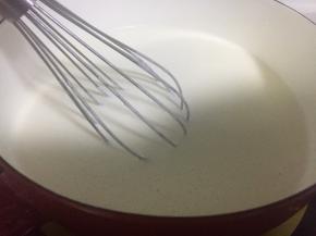 继续小火加热，边加热边搅拌，直至吉利丁融化。关火，放凉后倒入器皿中冷藏过夜。