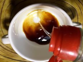 放入半勺醋，半勺白糖，一勺料酒，搅拌均匀