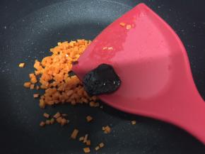 放入1/3的可乐汁，继续翻炒