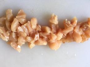 将鸡胸肉解冻洗净后切成小块