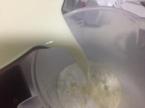 倒入少部分到椰粉中，搅匀，然后将调好的椰奶倒回锅中