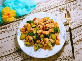 美味下饭宫爆鸡丁装盘啦。