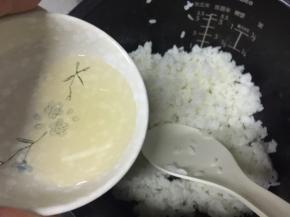 往剩饭里倒日寿司醋，翻拌均匀