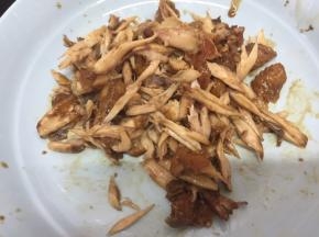 把鸡中翅去骨撕烂