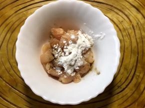 放入半勺盐，淀粉和少许水搅匀腌制20分钟