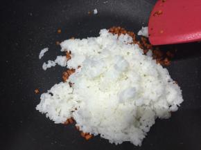 放入剩饭，快速翻炒均匀