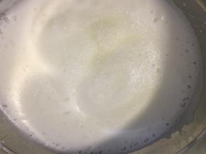 蛋清分三次加糖、加入香草精，打发成湿性偏干状态