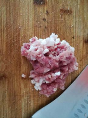 后腿肉切成肉末。