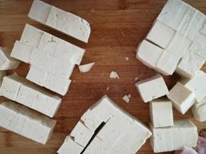 豆腐切成大小相近的豆腐块