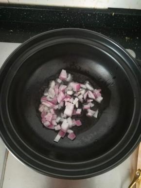 砂锅凉油放入洋葱煸香。