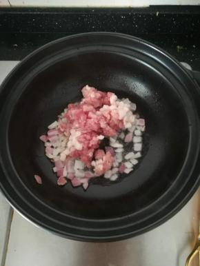放入肉末煸炒。