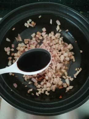 加入一勺酱油调味上色。