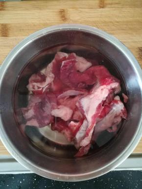 牛肉冷水浸泡，去血水。