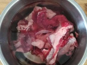 牛肉冷水浸泡，去血水。