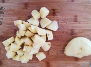 土豆切成块。
