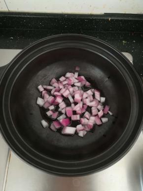 砂锅凉油下洋葱煸香。