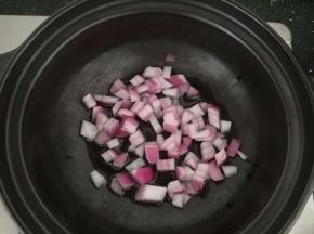 砂锅凉油下洋葱煸香。