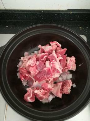 加入牛肉翻炒。