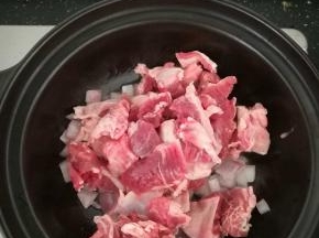 加入牛肉翻炒。