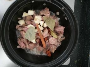 加入桂皮八角香叶大蒜。