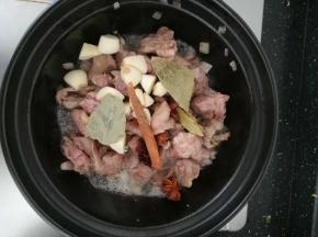 加入桂皮八角香叶大蒜。