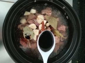 加入一勺酱油，