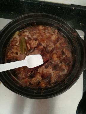 加入一点白糖，小火炖煮半个小时。