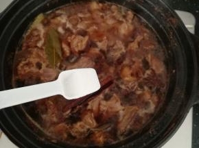 加入一点白糖，小火炖煮半个小时。