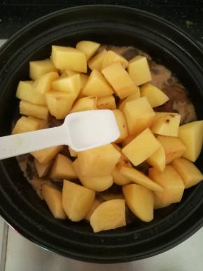 加入一点食盐调味。小火继续炖煮20分钟即可。