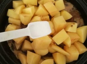 加入一点食盐调味。小火继续炖煮20分钟即可。