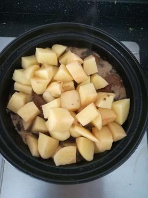 牛肉炖的差不多了，加入土豆块。