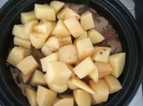 牛肉炖的差不多了，加入土豆块。