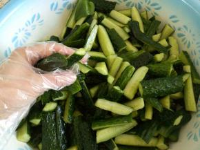 用盐腌制好，一定要用手抓抓抓———这样融入了手的温度出水气快，也觉得更好吃