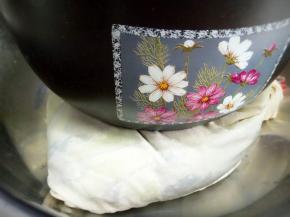 用重物压五个小时左右，时间不能太久，不然水分流失太多，口感会发柴不好吃噢