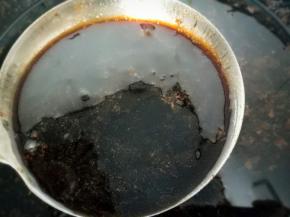 把盐豆油，酱油，白糖，白酒，醋，味精倒入无油无水的干净锅里熬制几分钟后放凉备用