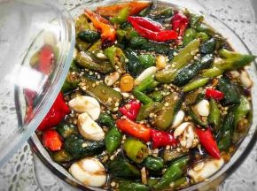 等黄瓜条压好后，熬制的汤汁凉透，将黄瓜条辣椒拌在一起装入干净的器皿里在冰箱里存放可以吃好久呢