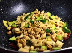 放入调好的酱汁，加入炸好的花生米翻炒收汁即可出锅