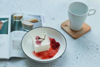 取出凝固的奶冻，表面用樱花瓣装饰即可