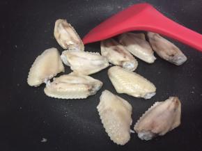 中火，热锅冷油，放入鸡中翅煎至二面变有点金黄