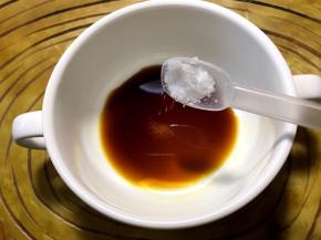 准备一个碗调汁，放一勺生抽，一勺盐