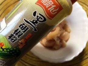 加入适量的黑胡椒粉调味