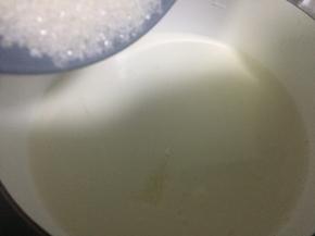 倒入砂糖，开小火加热，直至糖融化