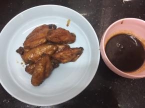 鸡中翅和可乐汁分开放
