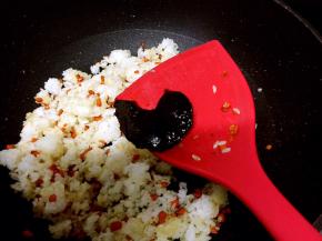 加入剩下的可乐汁的1/2进去，快速翻炒均匀