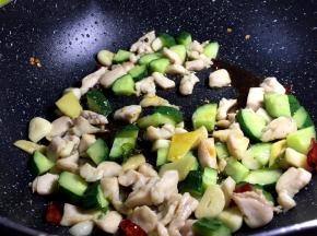 直到鸡胸肉变白就将黄瓜放入爆炒