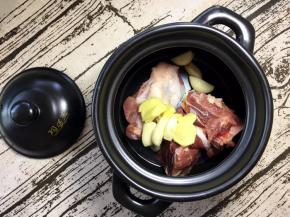 将大蒜掰为小瓣后去皮洗净后切块放入